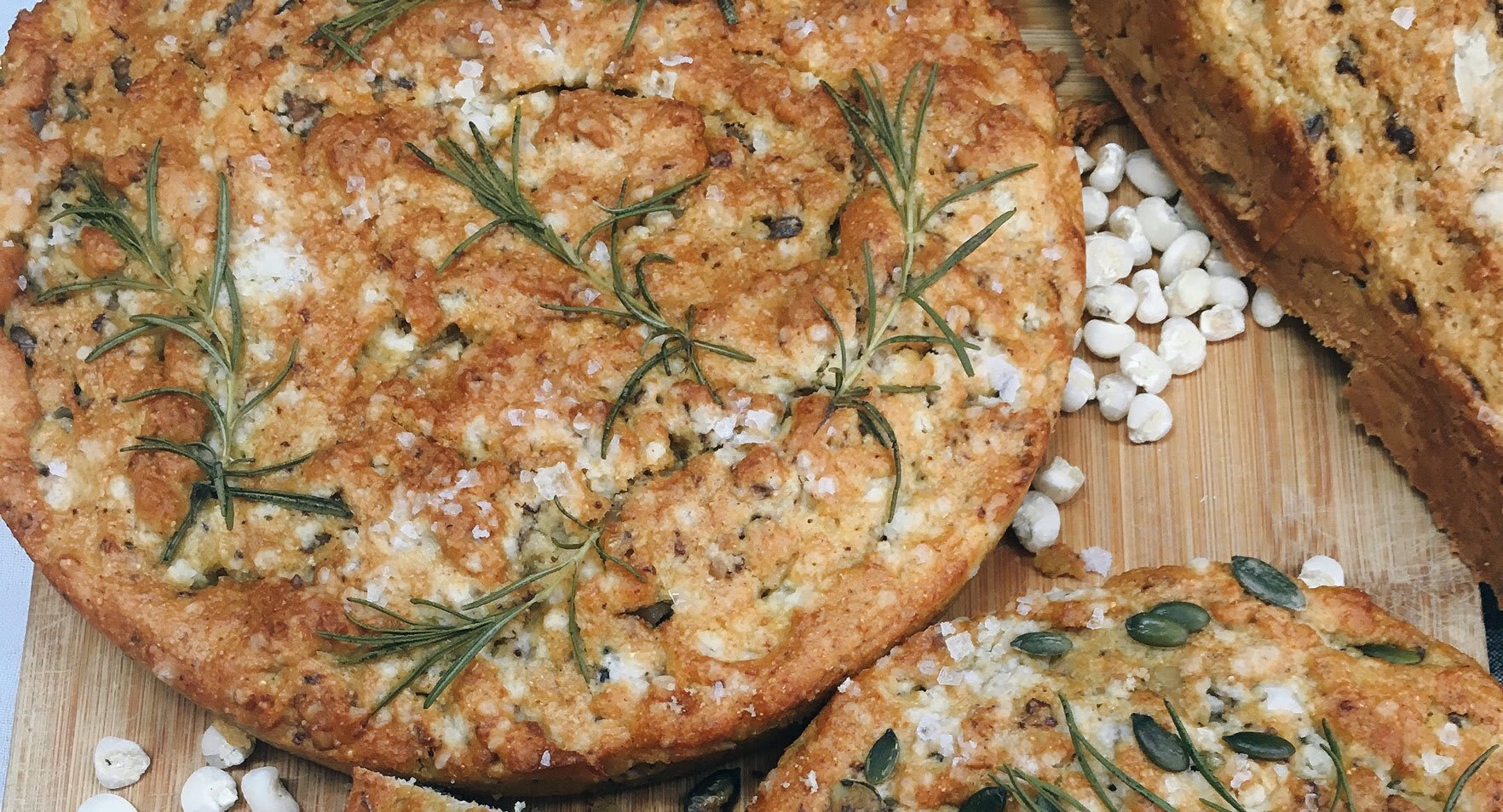 Pan de harina de maíz escairado y nueces
