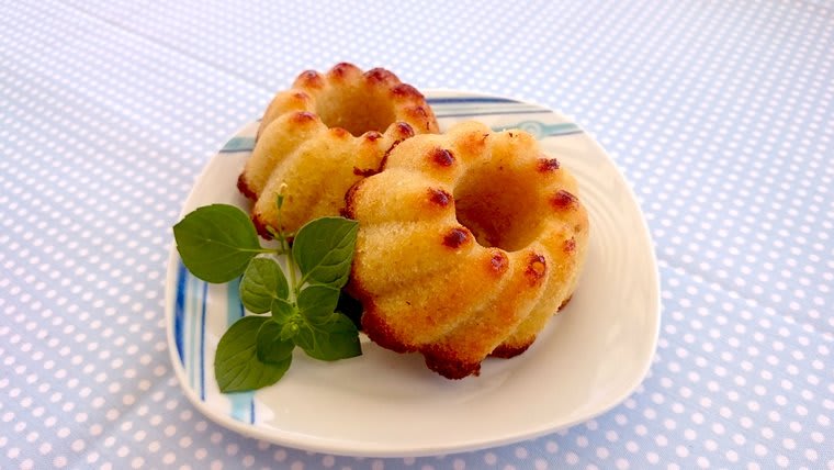 Pastelitos de limón y poleo con sémola de maíz