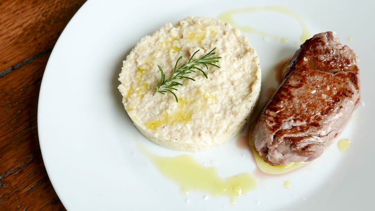 Sémola de maíz cocida como acompañamiento o como plato (polenta)