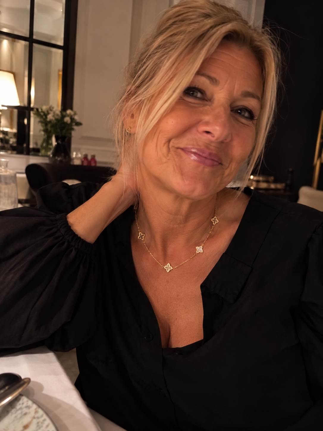 Femme portant un collier trèfles