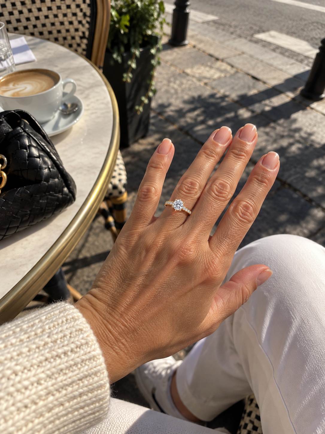 Bague portée à une terrasse de café