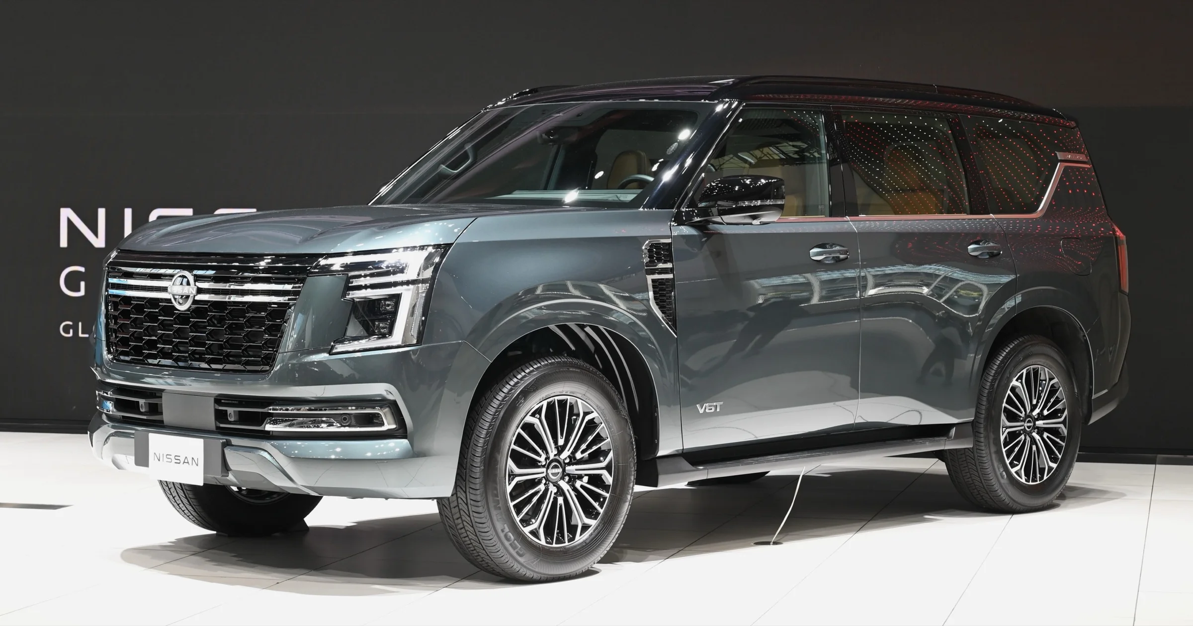 عکس مرجع؛ نمای جلو LE Titanium V6T نسل Y63 با سقف مشکی؛ عکس ۲۰۲۵، بازار و سال مدل احراز نشده | عکس: TTTNIS; CC0 1.0