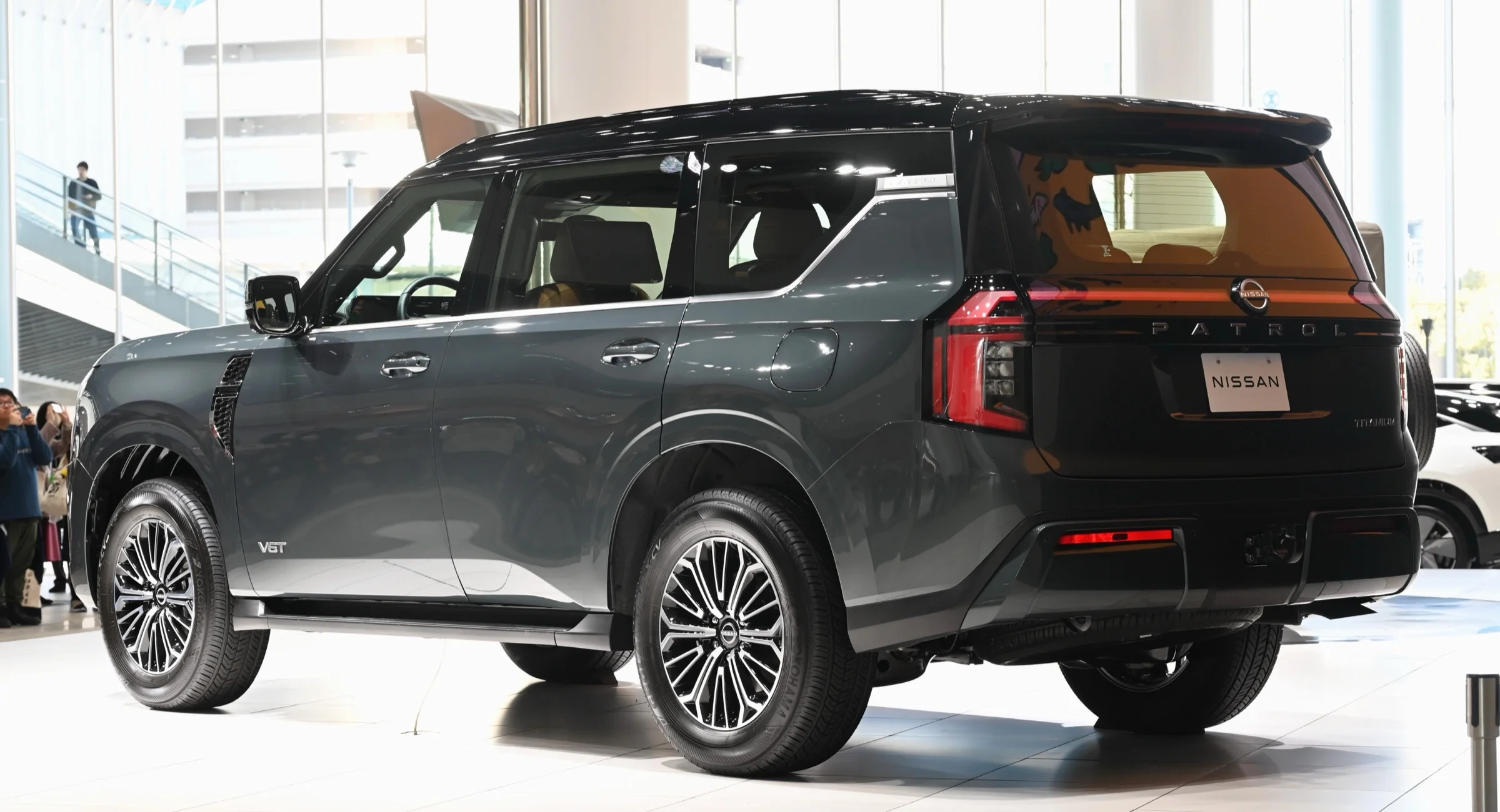 عکس مرجع؛ نمای عقب LE Titanium V6T نسل Y63 با سقف مشکی؛ عکس ۲۰۲۵، بازار و سال مدل احراز نشده | عکس: TTTNIS; CC0 1.0