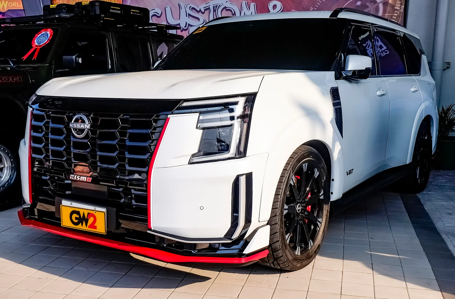 عکس مرجع؛ سه‌رخ جلوی پاترول Y63 NISMO در نمایشگاه مانیل ۲۰۲۶؛ عکس مرجع، نه نمونه احراز‌شده بازار امارات | عکس: Ethan Llamas; CC BY-SA 4.0