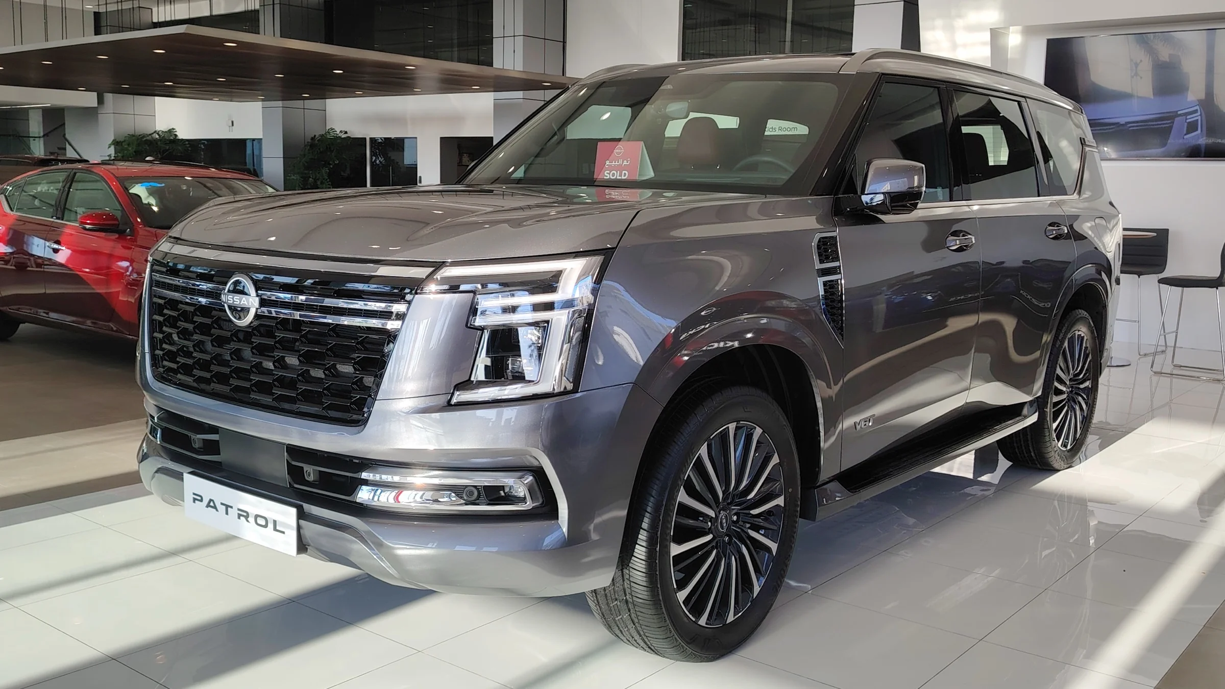 عکس مرجع؛ نمای جلو LE Platinum V6T مدل ۲۰۲۵ در بحرین؛ خاکستری/نقرهای با سقف همرنگ بدنه، نه نسخه سقف مشکی | عکس: ToyGTone; CC0 1.0
