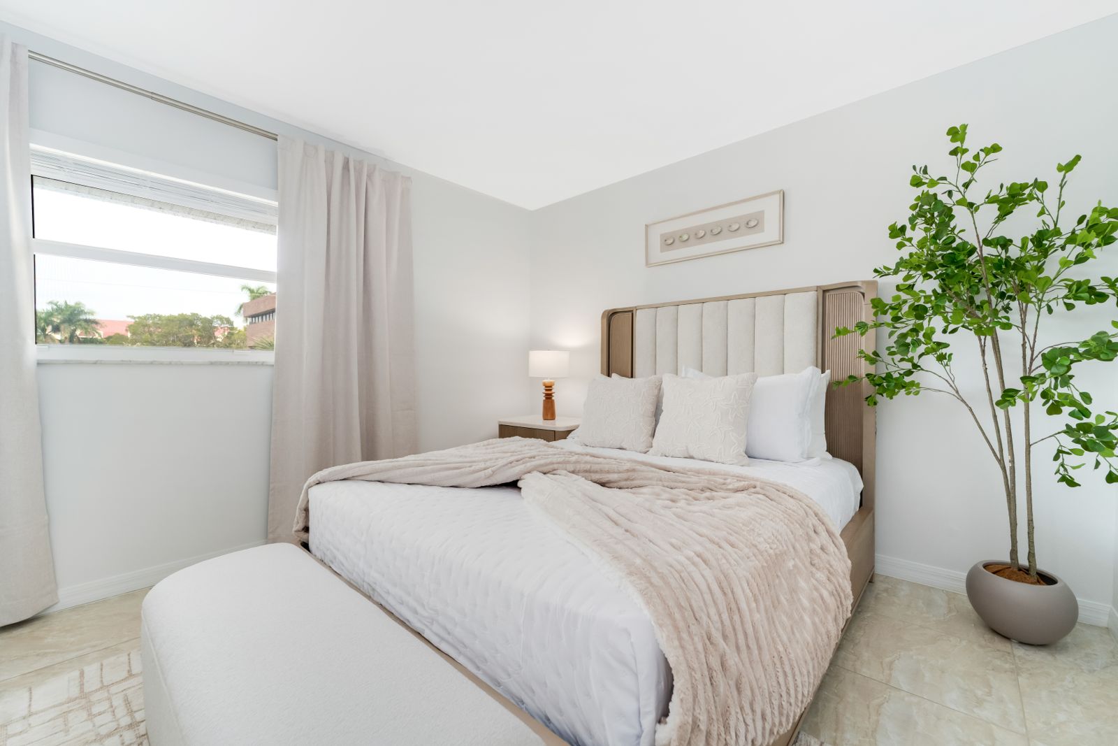 Minimalist Haven Naples - Walk to Beach & 5th Ave image 1