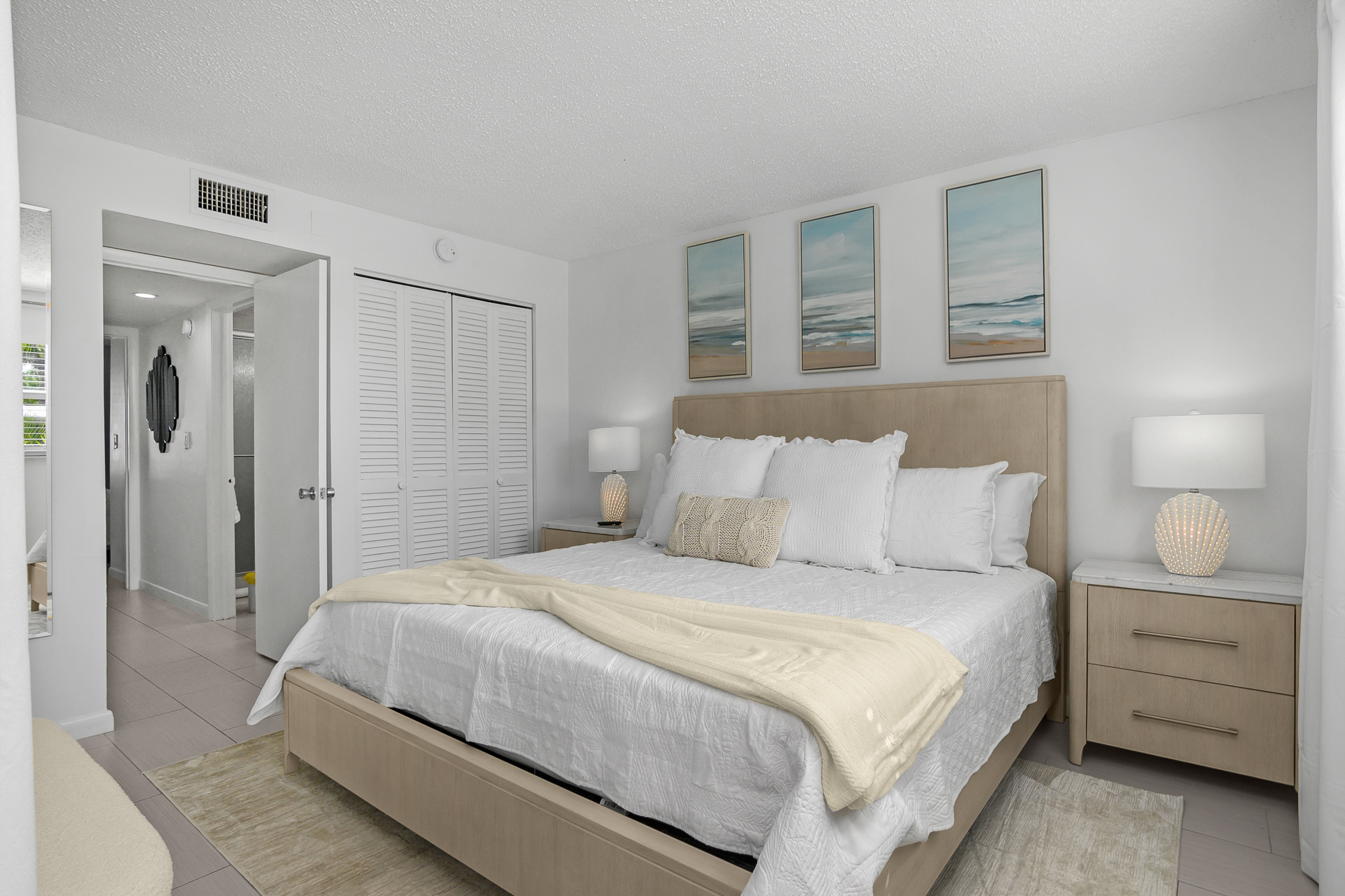 Beach Luxury Retreat - Walk to Beach & 5th Ave image 1