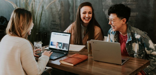 Warum sich die Zusammenarbeit mit studentischen Freelancer*innen lohnt