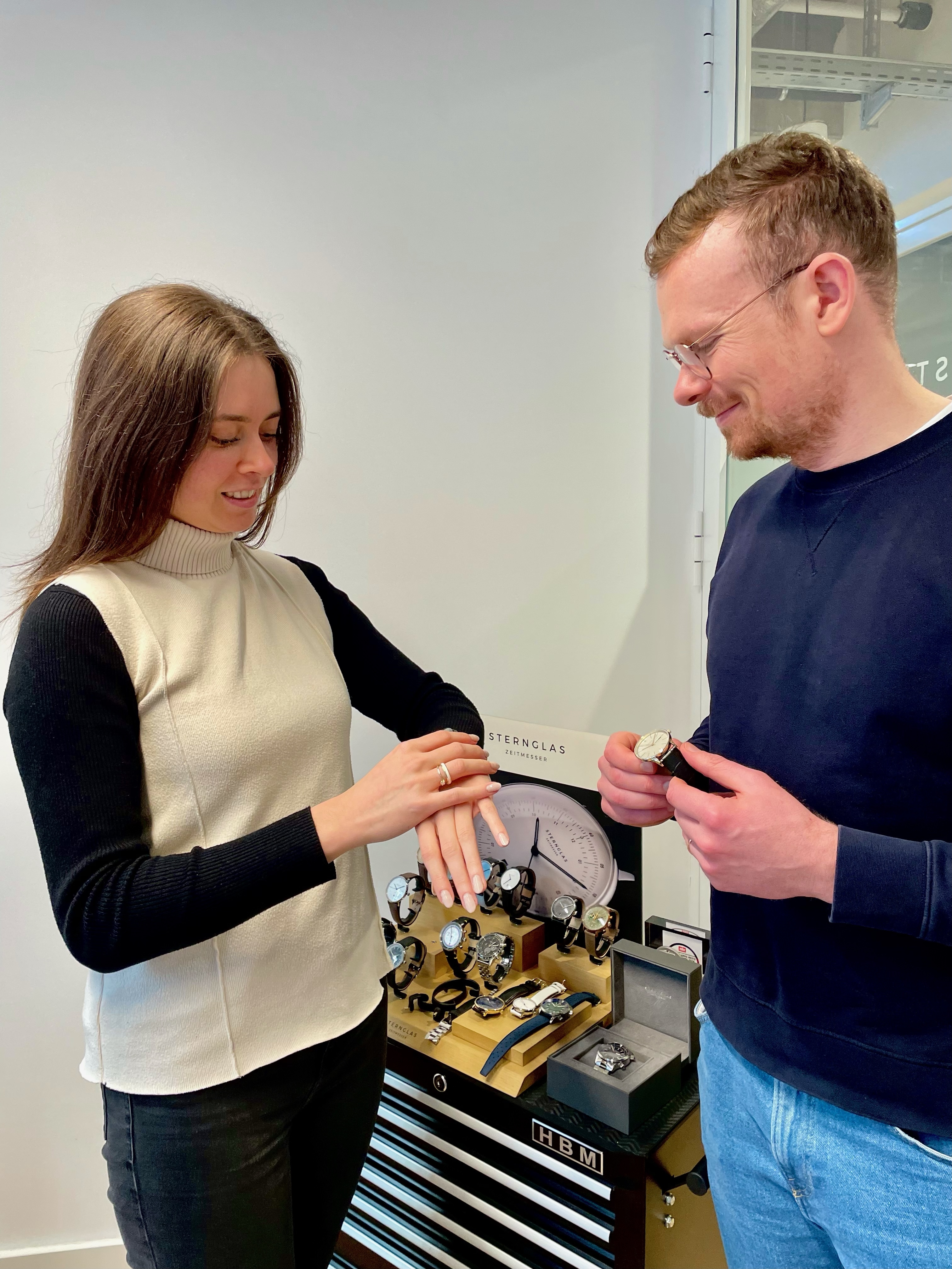 Freelancer Inez bei ihrem Besuch im Sternglas-Büro