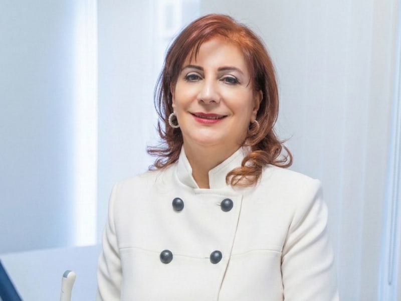 Op.Dr. Müjde Koyuncu muayene odasında — portre.