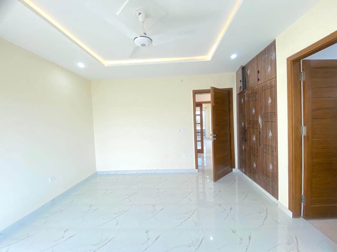 1 Kanal Upper Portion Available For Rent