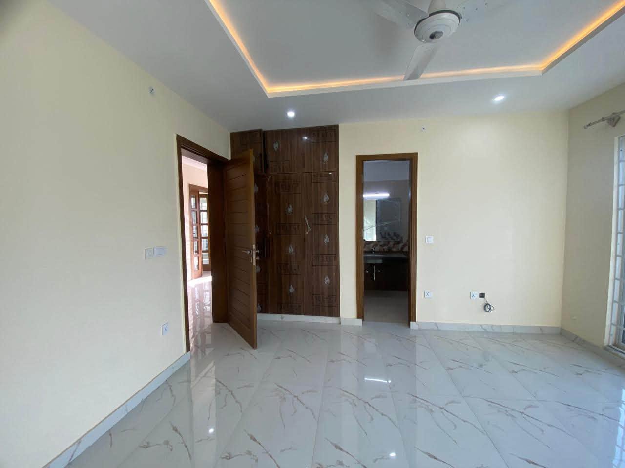 1 Kanal Upper Portion Available For Rent
