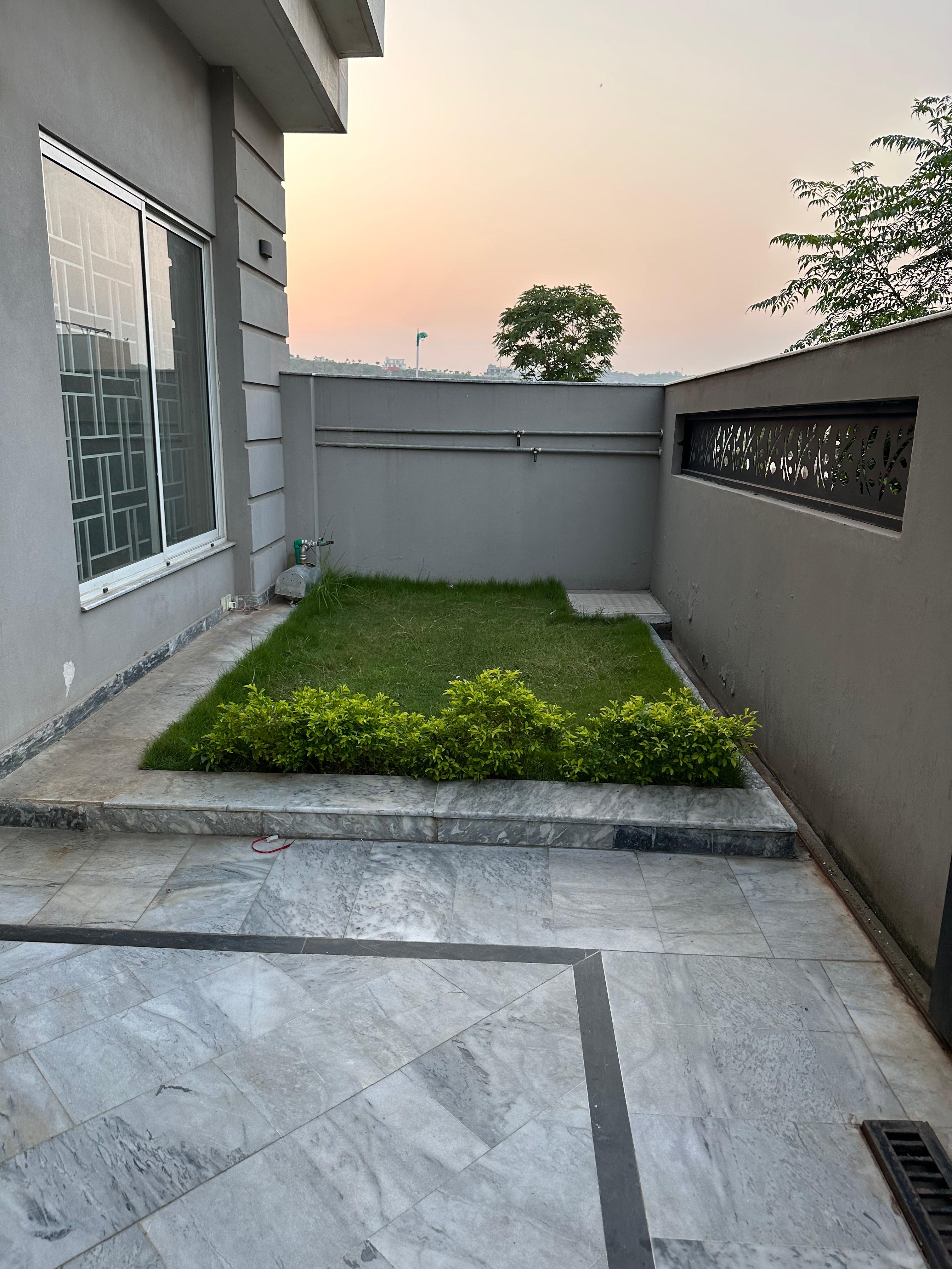 *Like A Brand New 10 Marla Double Story 🏘️ House Available For Rent* — Bahria Town Phase 8, Rawalpindi