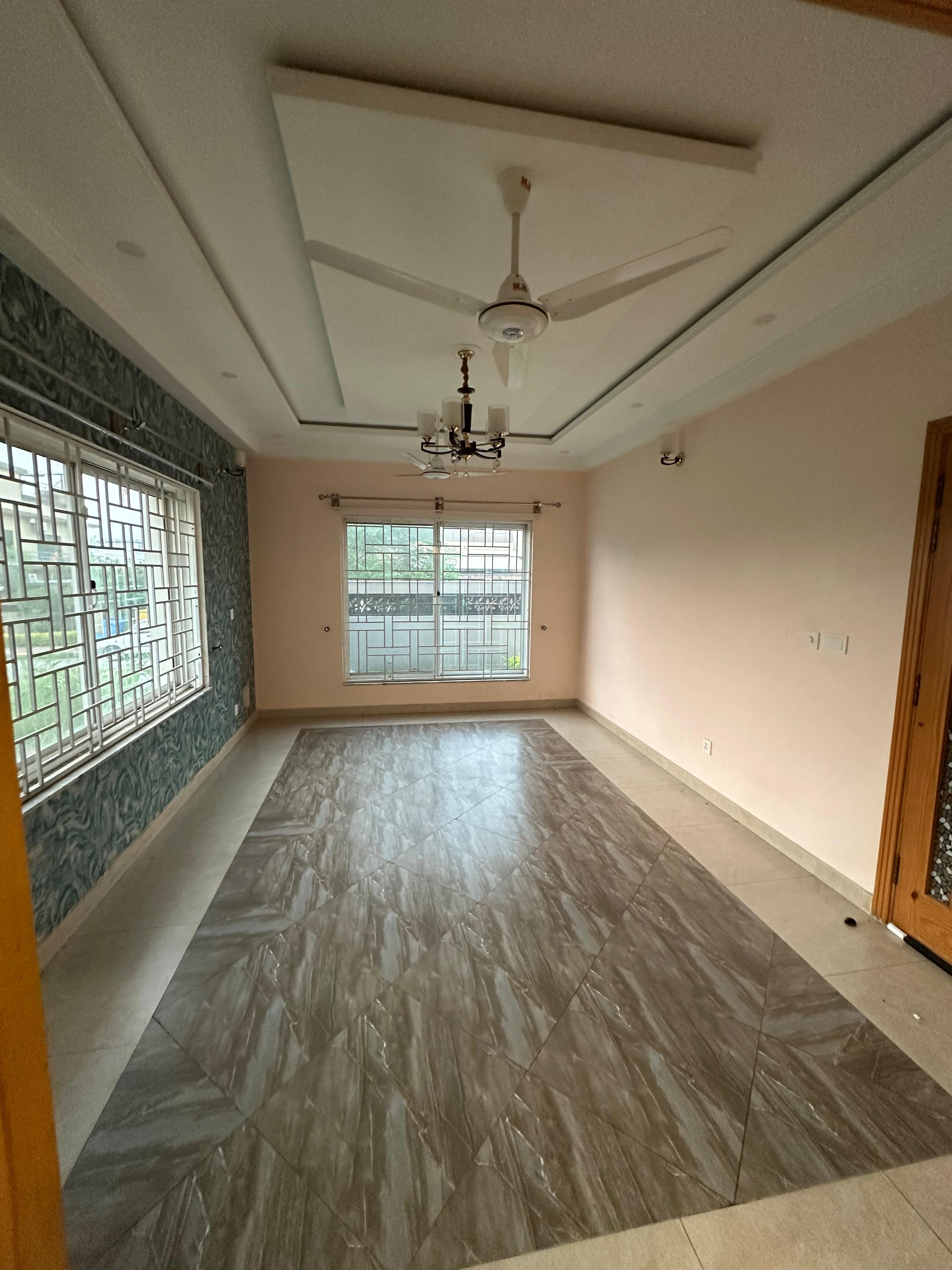 *Like A Brand New 10 Marla Double Story 🏘️ House Available For Rent*