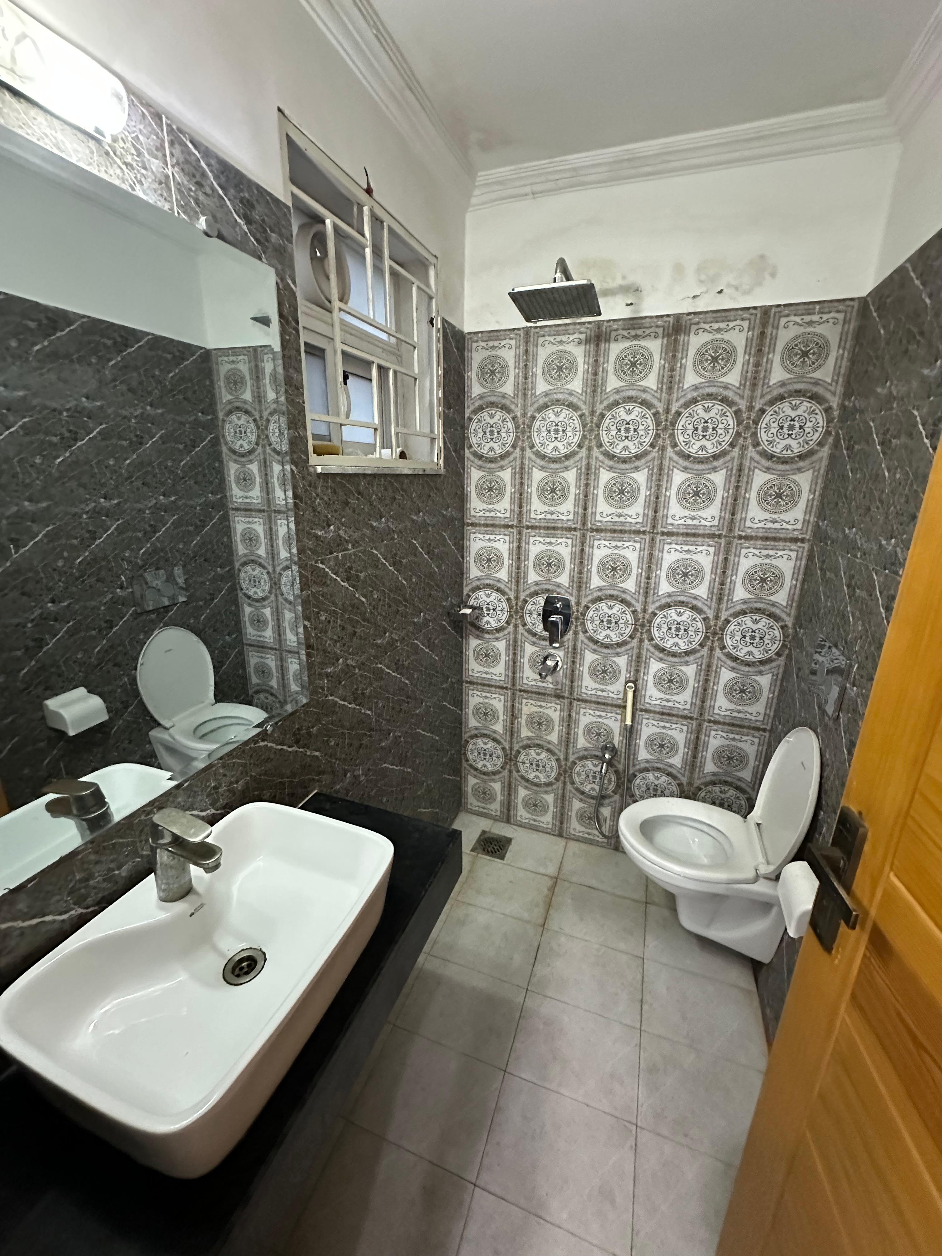 *Like A Brand New 10 Marla Double Story 🏘️ House Available For Rent*