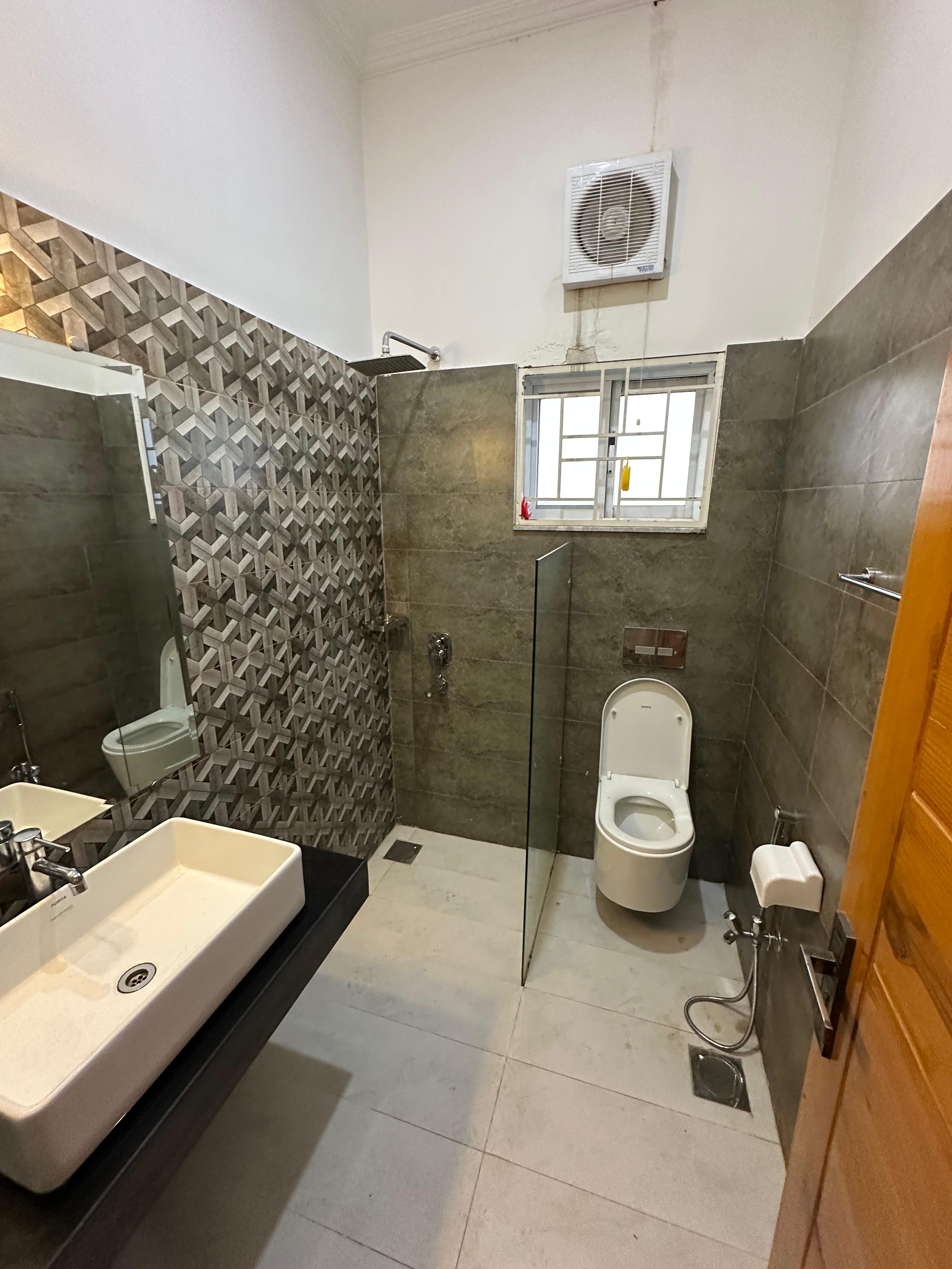 *Like A Brand New 10 Marla Double Story 🏘️ House Available For Rent*