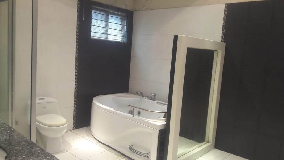 1 KANAL UPPER PORTION - Separate Entrance, DHA PHASE 5, LAHORE