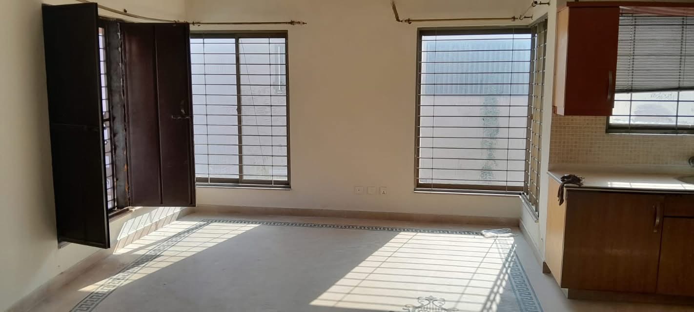 1 KANAL UPPER PORTION - Separate Entrance, DHA PHASE 5, LAHORE