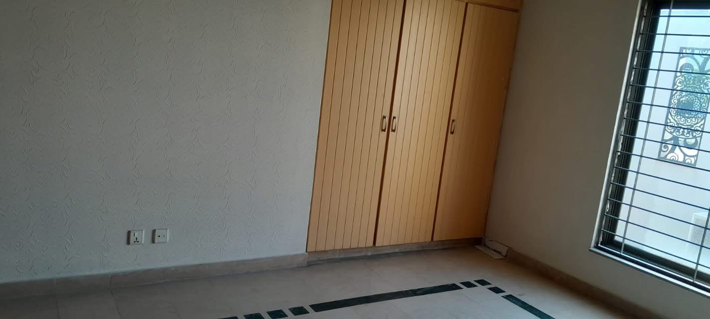 1 KANAL UPPER PORTION - Separate Entrance, DHA PHASE 5, LAHORE