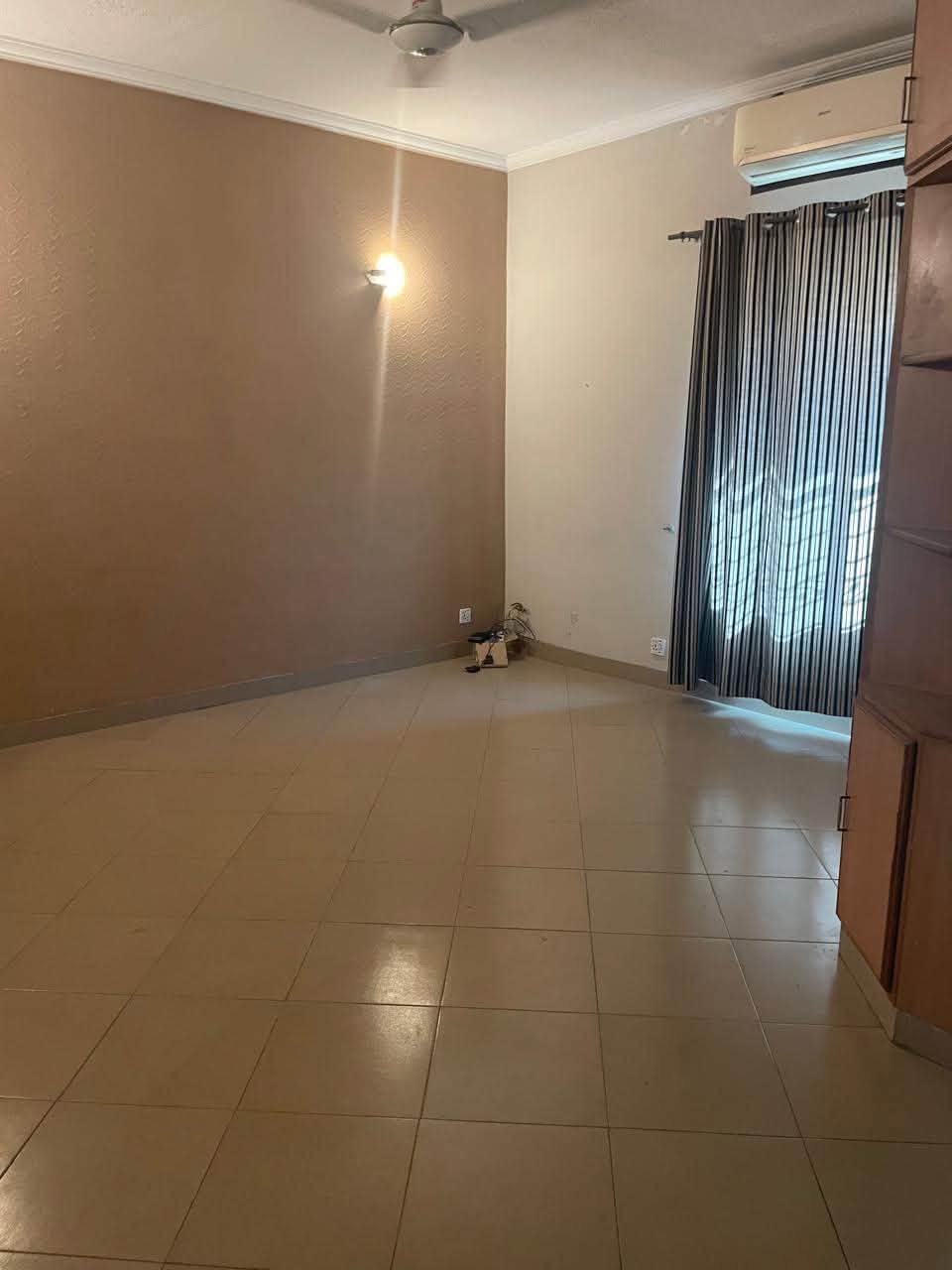 1 KANAL UPPER PORTION AVAILABLE FOR RENT,DHA PHASE 5, LAHORE