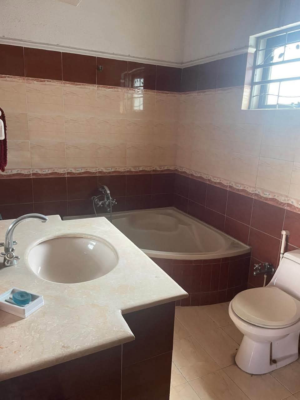 1 KANAL UPPER PORTION AVAILABLE FOR RENT,DHA PHASE 5, LAHORE