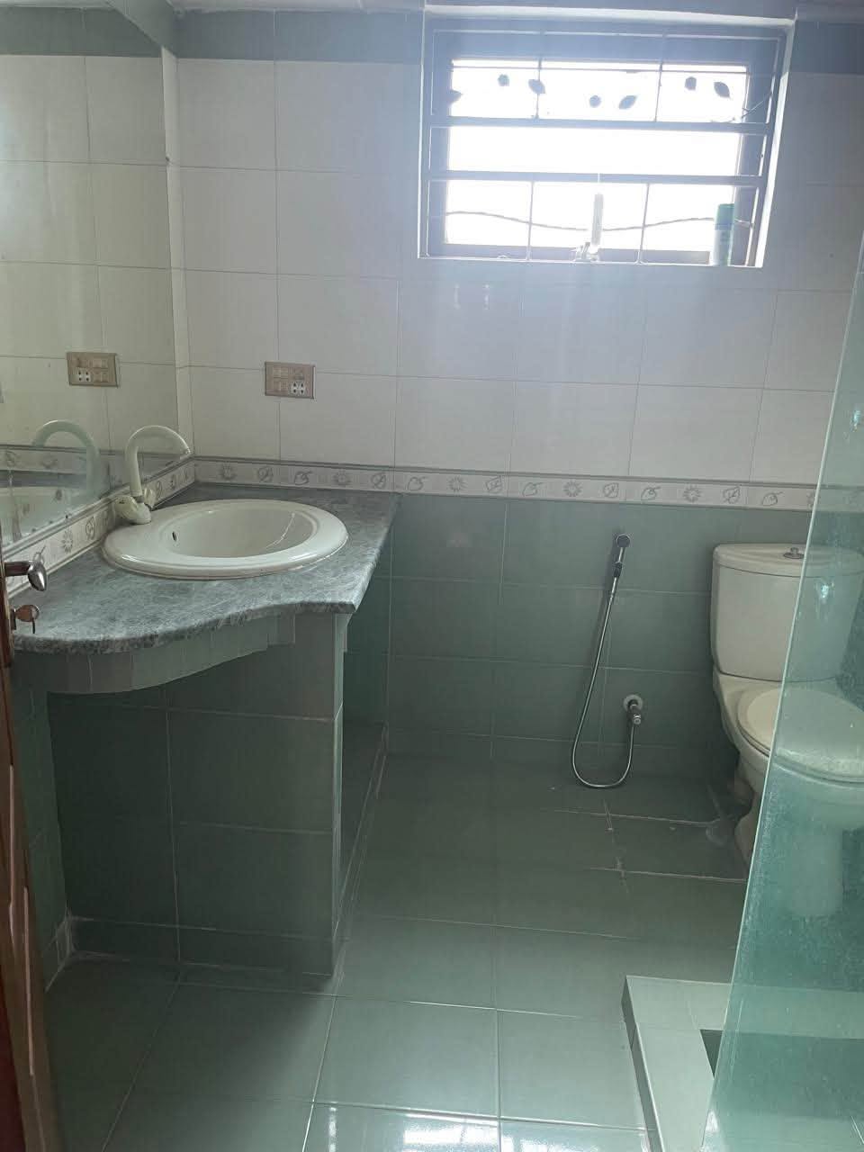 1 KANAL UPPER PORTION AVAILABLE FOR RENT,DHA PHASE 5, LAHORE