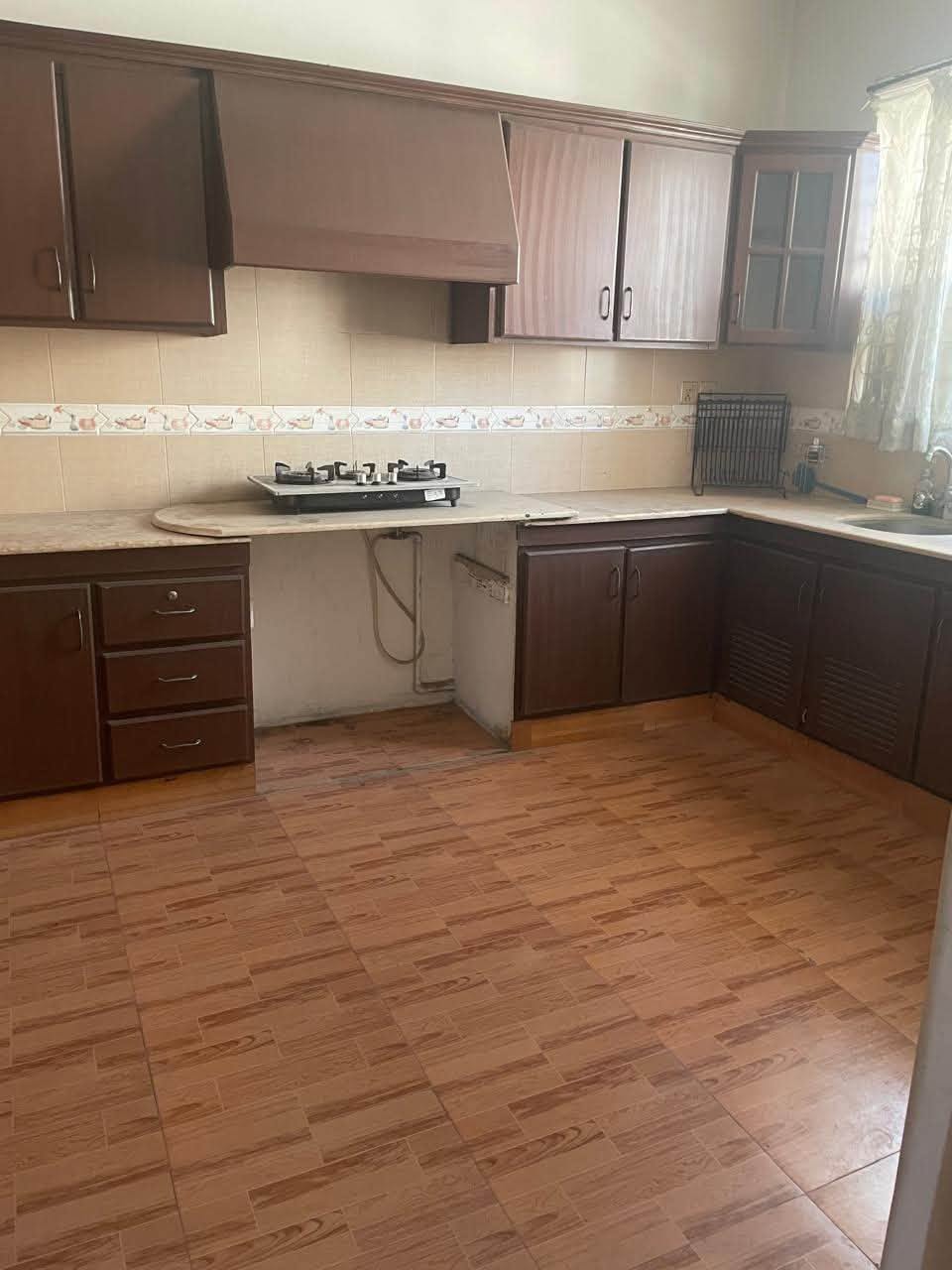 1 KANAL UPPER PORTION AVAILABLE FOR RENT,DHA PHASE 5, LAHORE