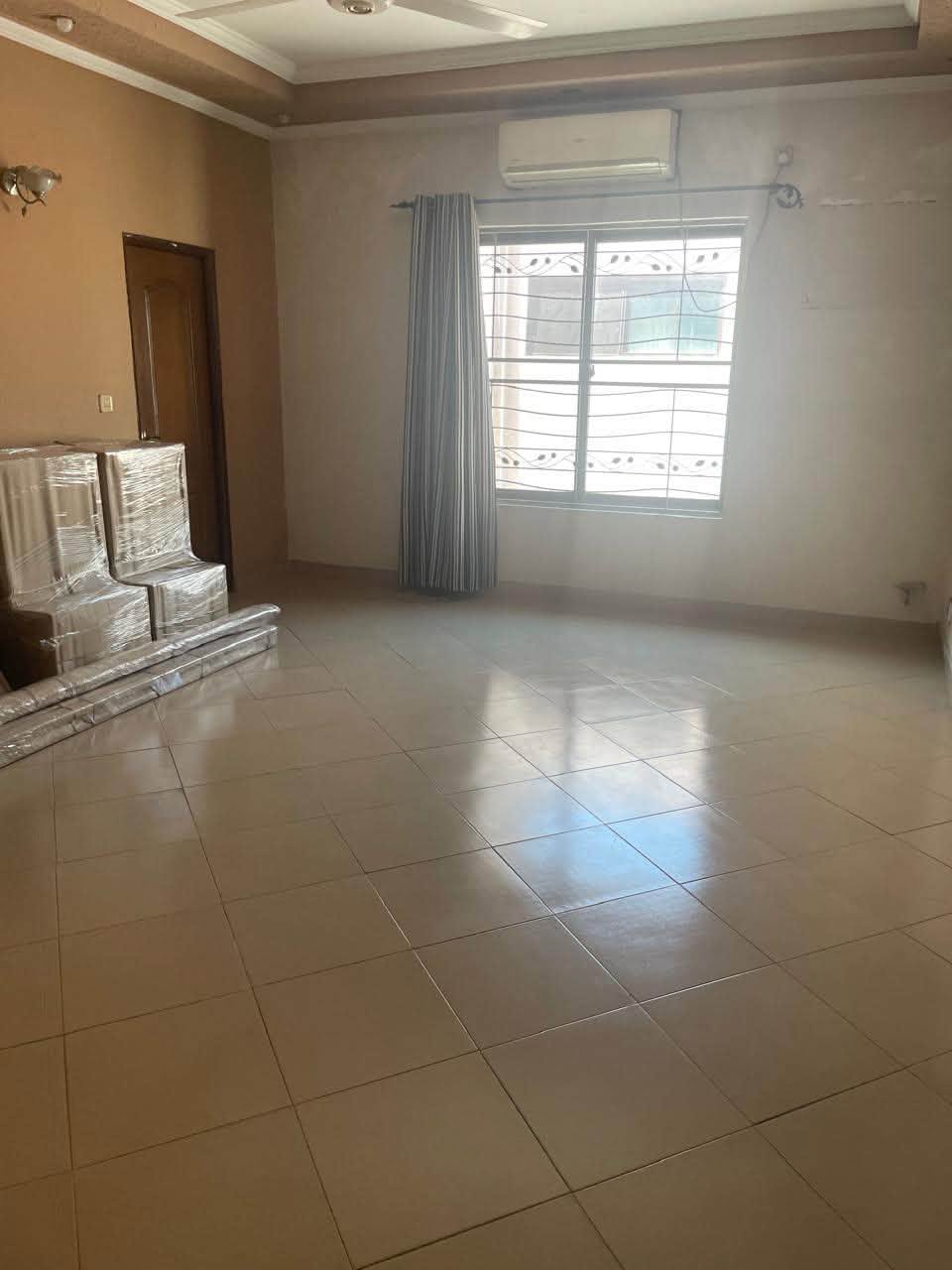 1 KANAL UPPER PORTION AVAILABLE FOR RENT,DHA PHASE 5, LAHORE