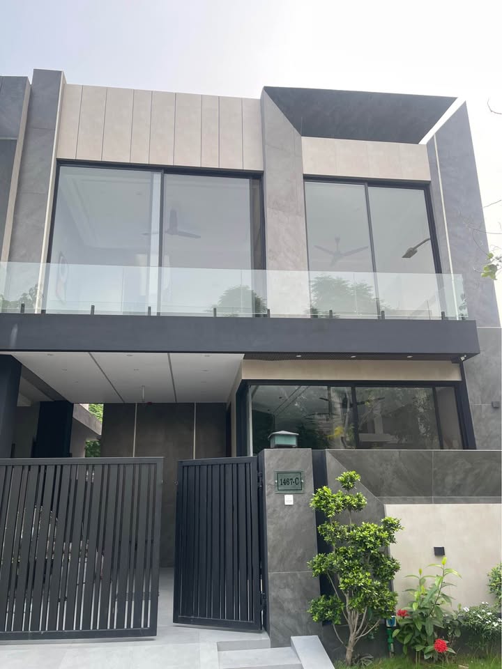 Dha phase 9 town 5 marla house for ren