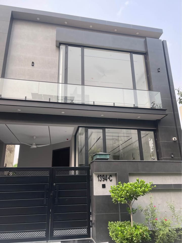 Dha phase 9 town 5 marla house for ren