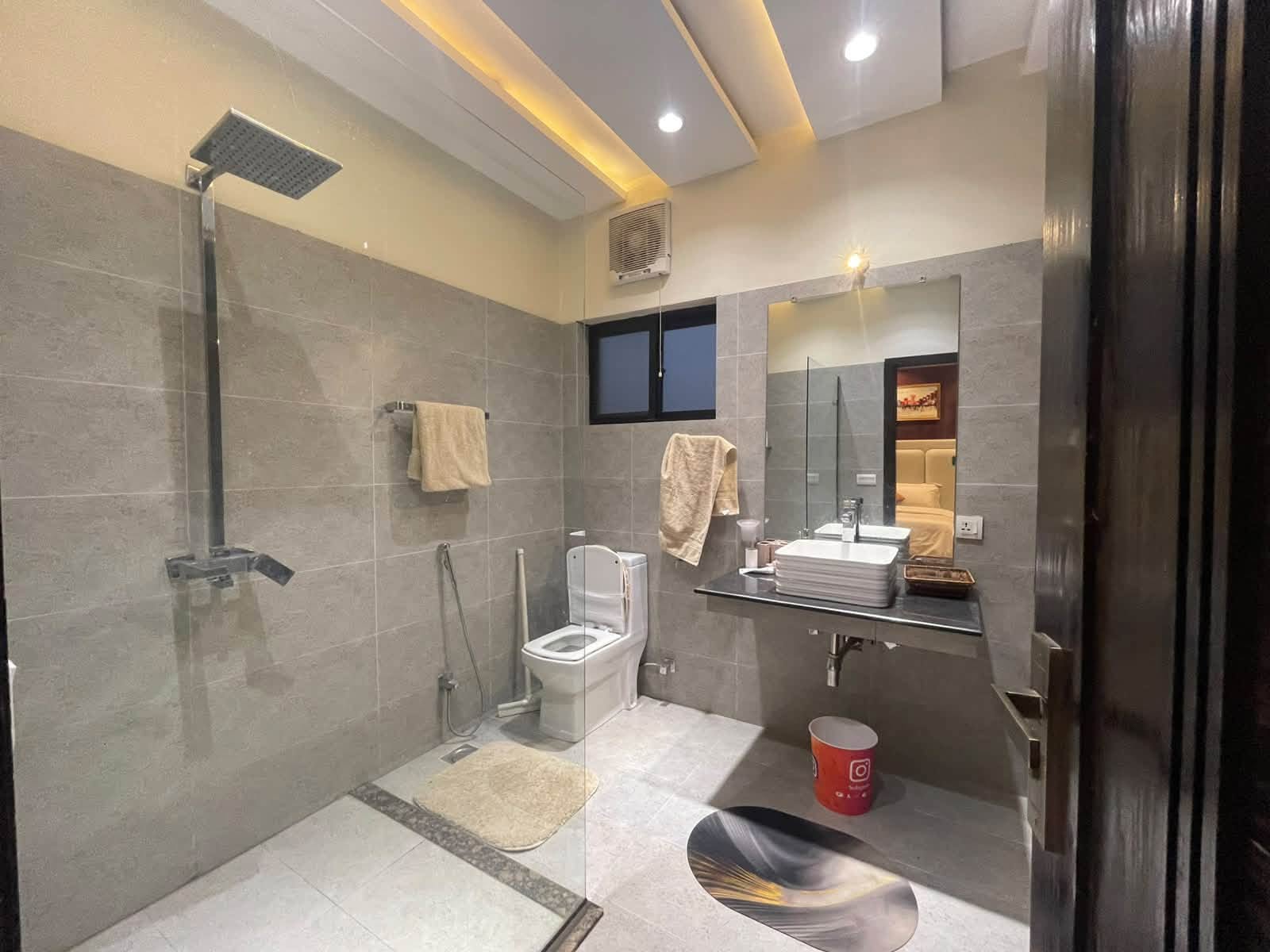 Available on Rent 5 Marla HOUSE, DHA PHASE 9 Town, Lahore