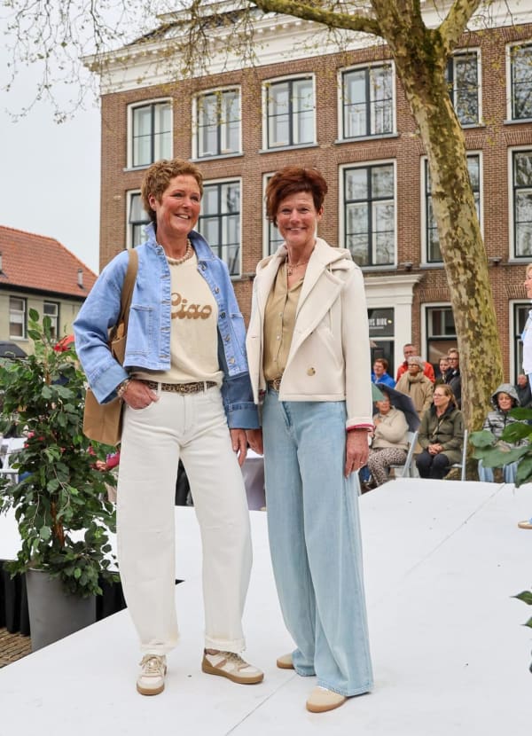 Interieur van Intence Mode winkel met vrouwelijke kleding collectie in Bolsward
