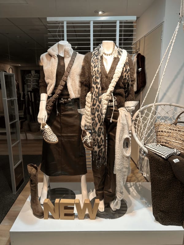 Display met modieuze accessoires, sieraden en schoenen bij Intence Mode