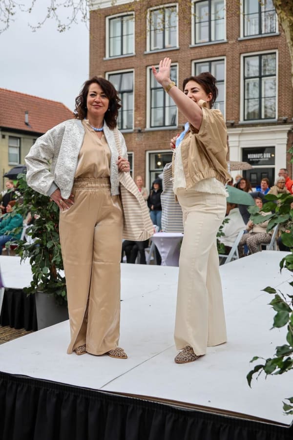 Display met modieuze accessoires, sieraden en schoenen bij Intence Mode