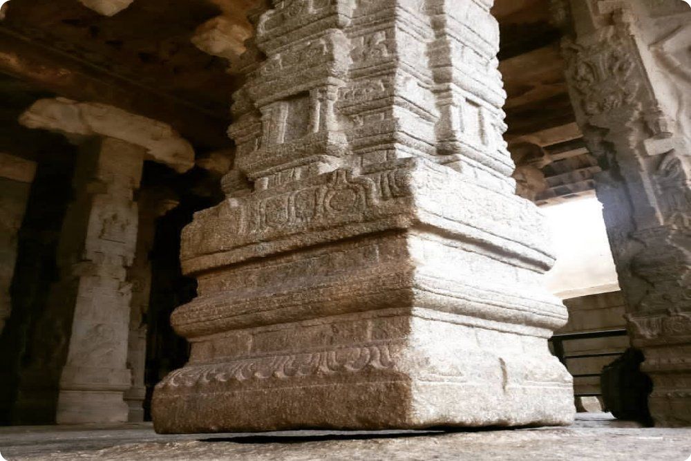 Hanging-Pillar-at-Lapakshi
