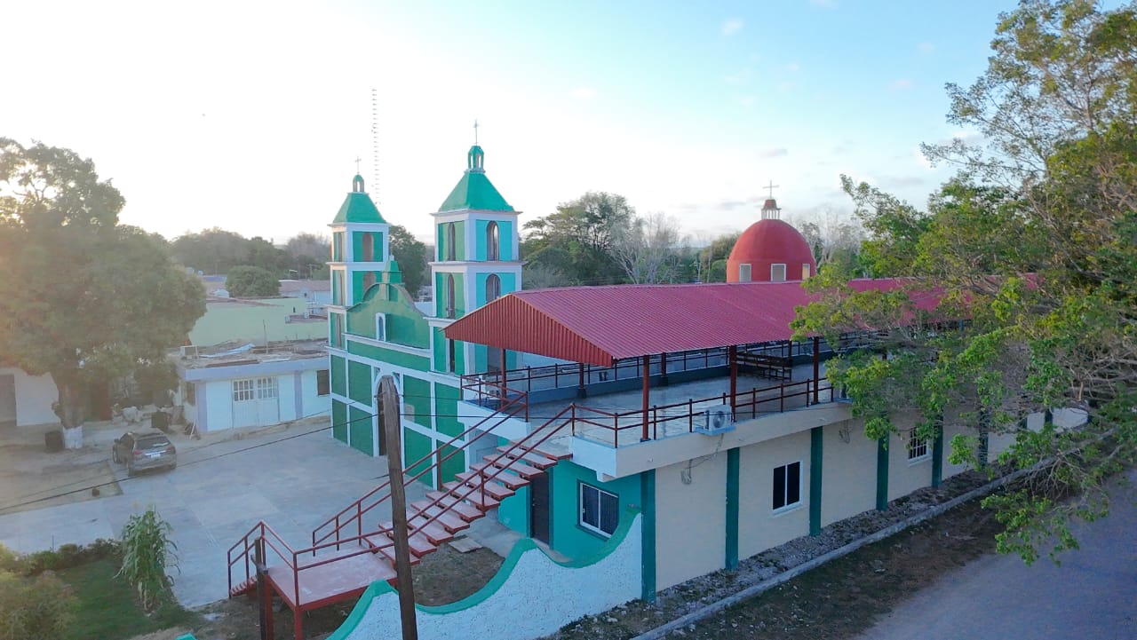 Vista exterior de la parroquia