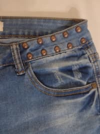 Jean Dama con Detalles de Tachas y Cierres 2