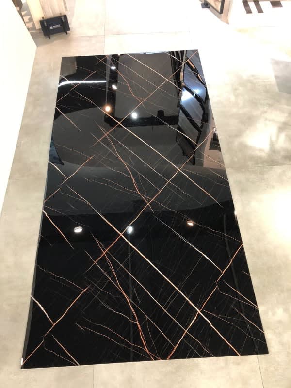 Placa de Pvc Simil Marmol Negro con Vetas 122x244