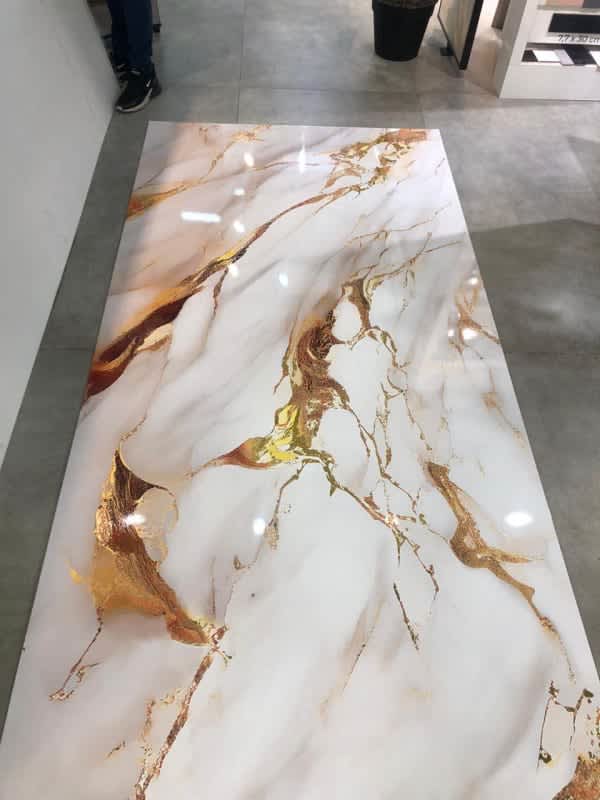 Placa de Pvc Marmol Blanco con Veta Dorada 122x244