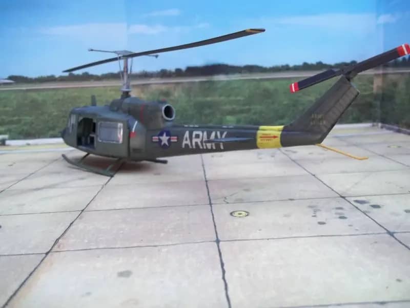 Bell Uh-1 Iroquois "huey" 1/48 Maqueta Armada y Pintada