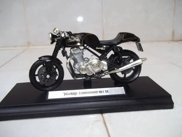 Norton Commando 961 SE 1/18 Welly