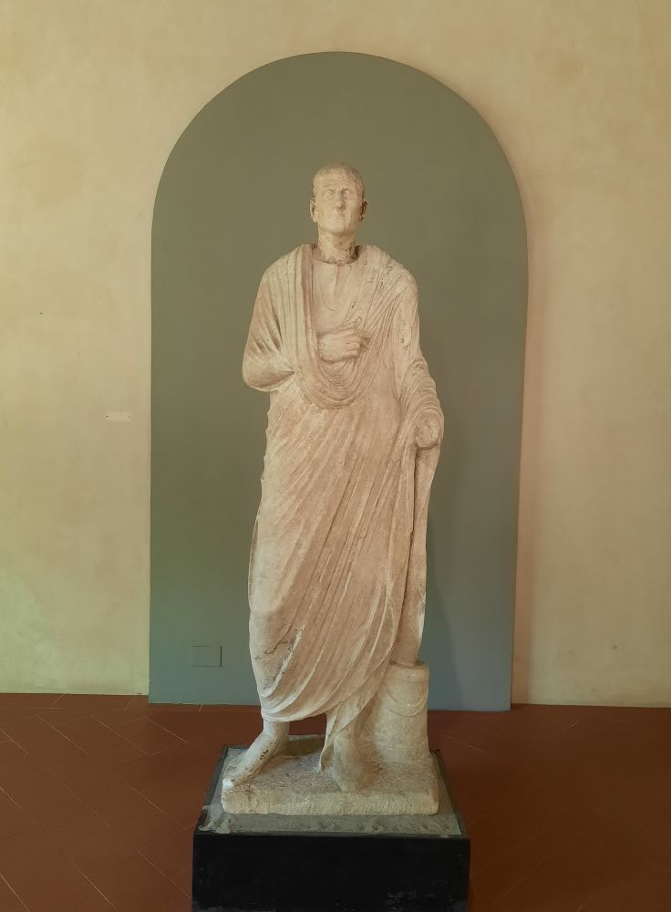 Togato di Arezzo statue