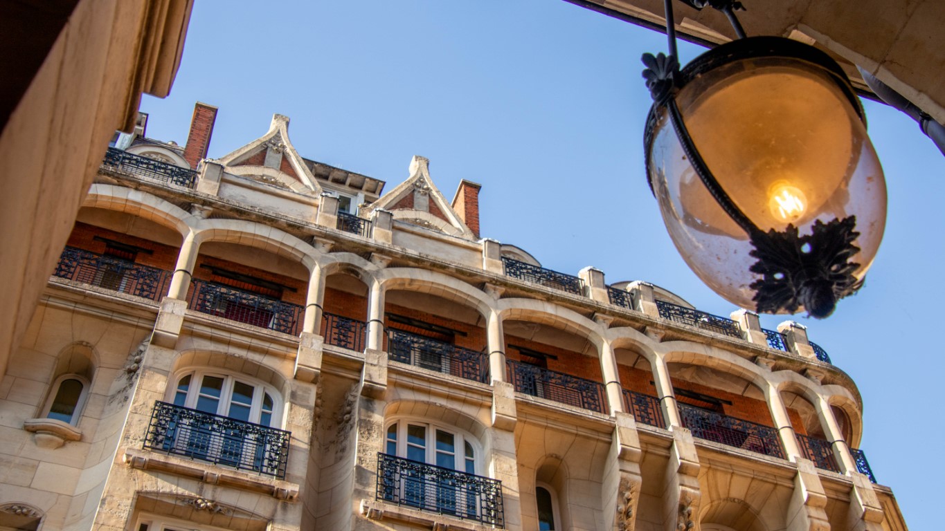 residential-architecture-near-palais-royale