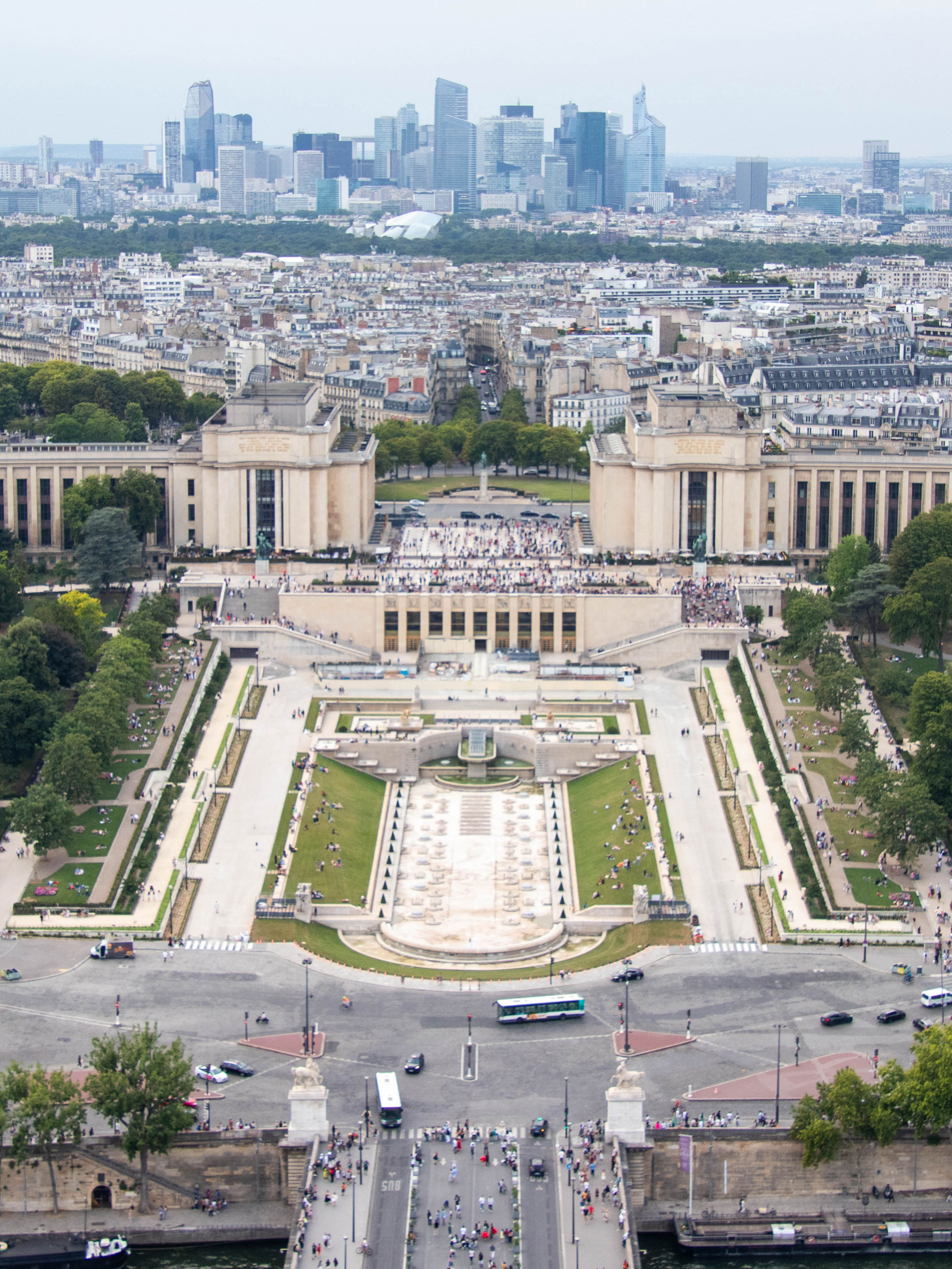 Paris ouvert vers l’horizon depuis le Trocadéro.
