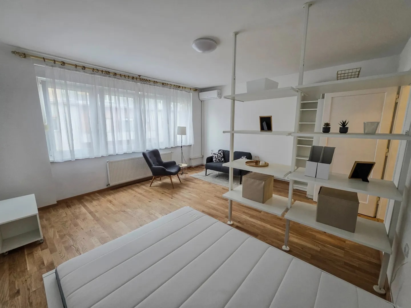 CENTAR, ul. Crvenog križa, renoviran stan, 40 m2, loggia, parking
