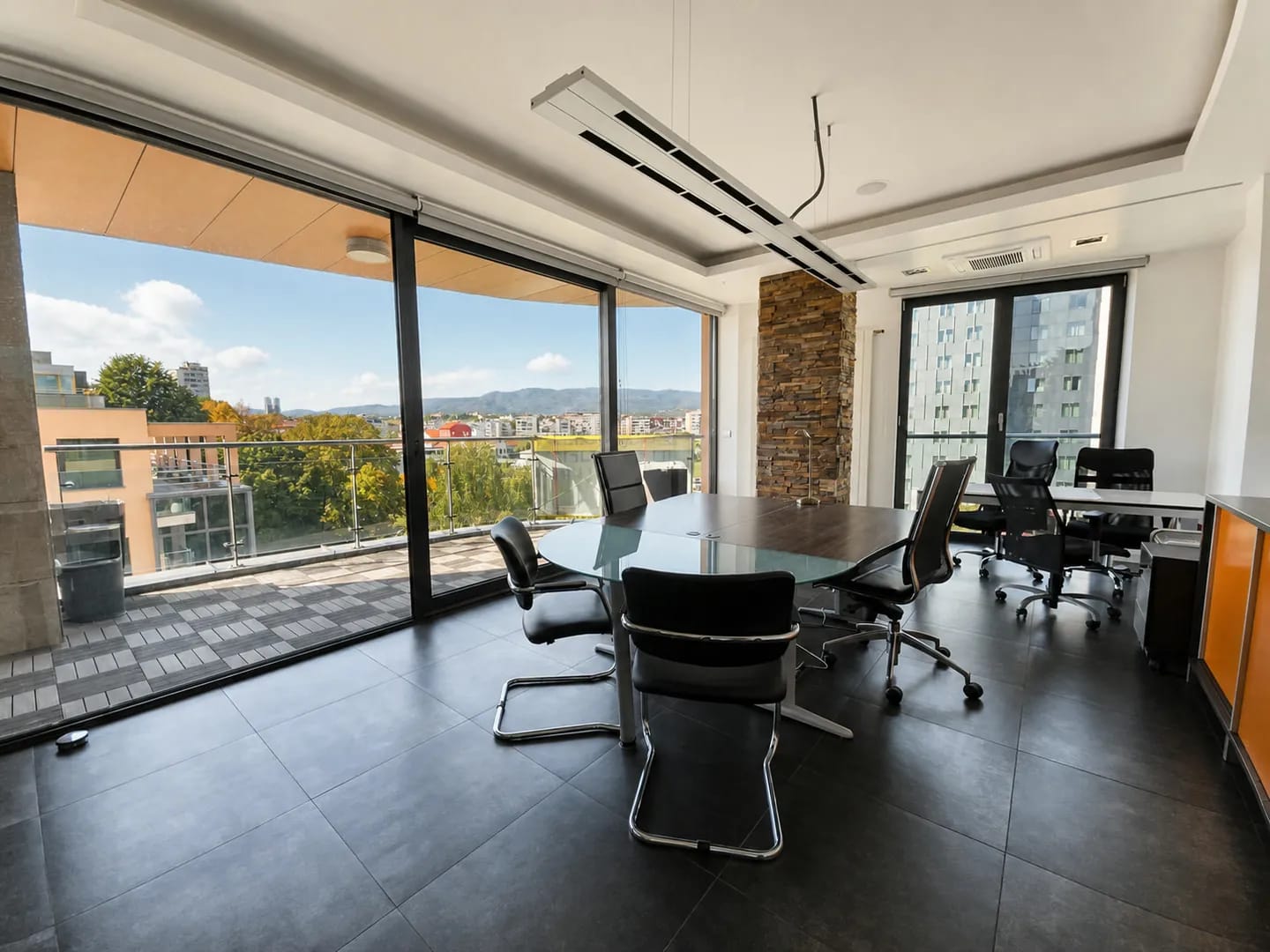 POSLOVNI PROSTOR ZA NAJAM – RADNIČKA CESTA, 115 m², 3 GARAŽNA MJESTA, fotografija 1