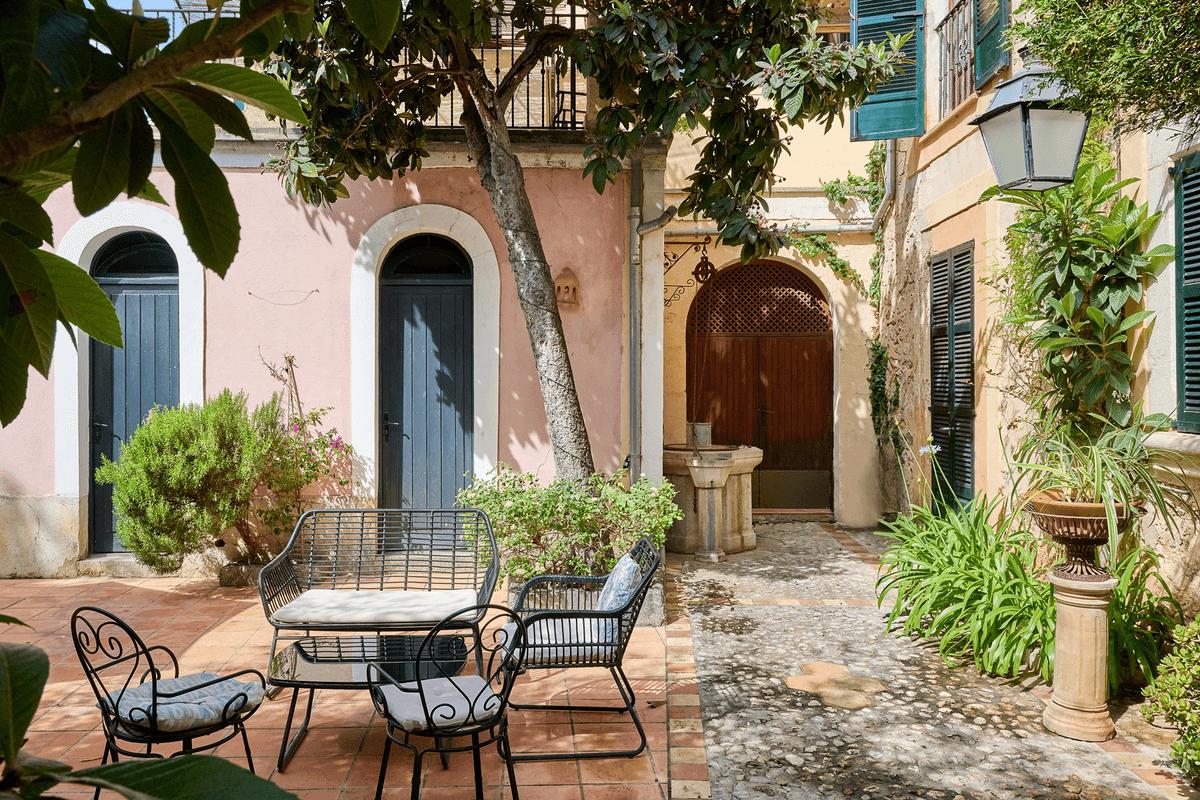 Can Fressa courtyard
