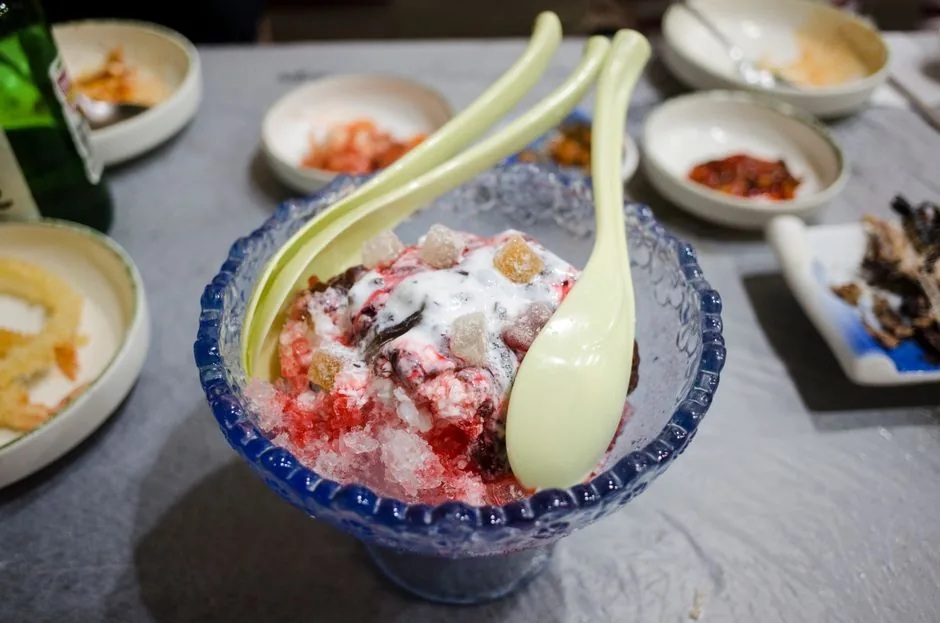 A large bowl of Korean shaved-ice bingsu with toppings