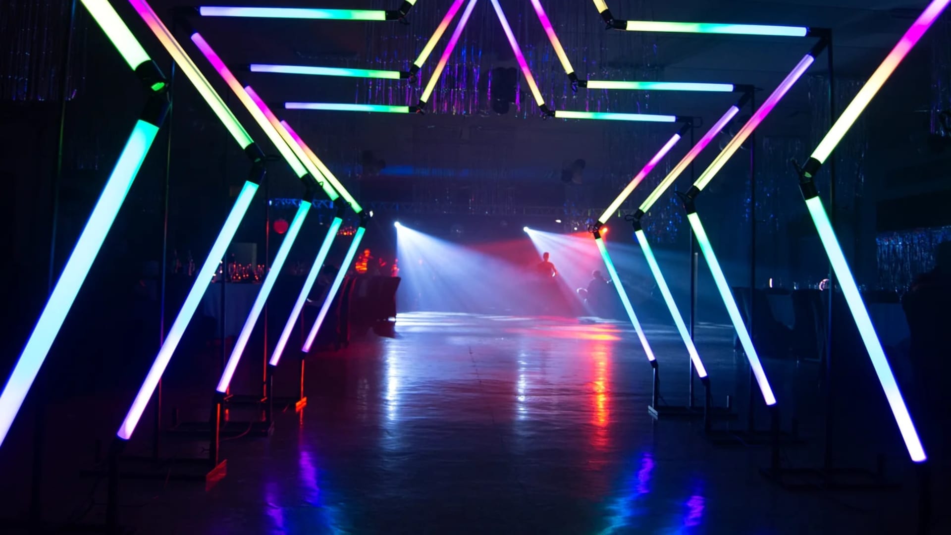 Ingreso tipo estrella: estructura de tubos LED con humo en una fiesta
