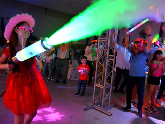 Bazuca de CO2 con LED disparando aire frío sobre la pista